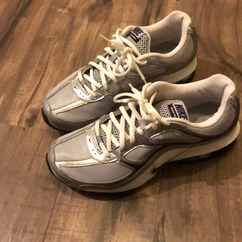 Nike sneakers. Relax Run 3